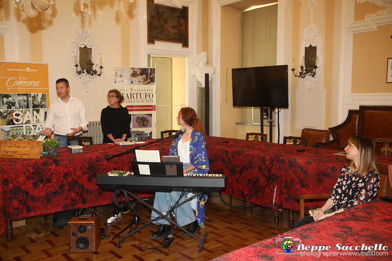 VBS_1288 - Presentazione libro 'Il dono del basilico' di Lucrezia Pernigotti.jpg